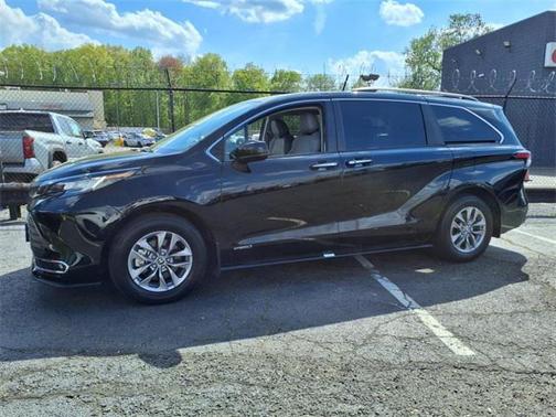 2021 Toyota Sienna XLE 8 Passenger