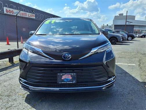 2021 Toyota Sienna XLE 8 Passenger