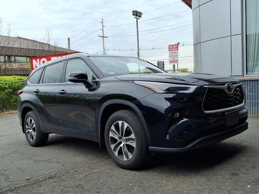Midnight Black Metallic 2023 Toyota Highlander XLE