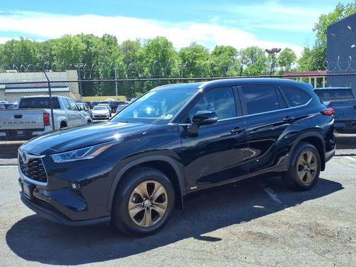 Midnight Black Metallic 2023 Toyota Highlander Hybrid XLE