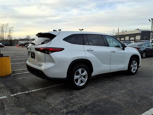 2023 Toyota Highlander LE