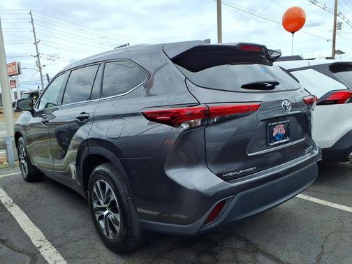 Gray 2022 Toyota Highlander XLE