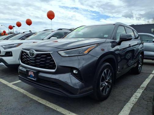 Gray 2022 Toyota Highlander XLE
