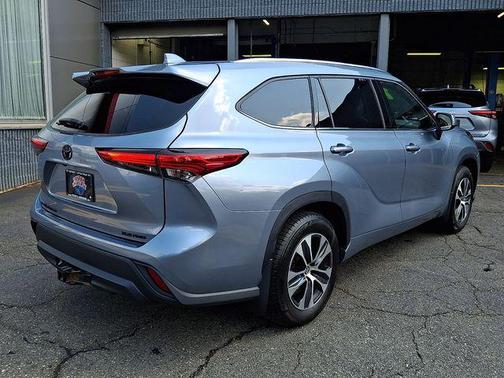 Moon Dust 2021 Toyota Highlander XLE