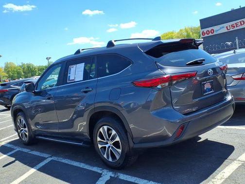 Magnetic Gray Metallic 2023 Toyota Highlander XLE