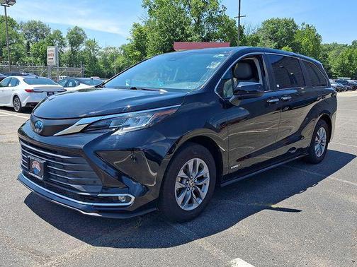 Midnight Black Metallic 2021 Toyota Sienna XLE 7 Passenger