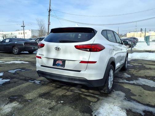 Dazzling White 2019 Hyundai TUCSON SE