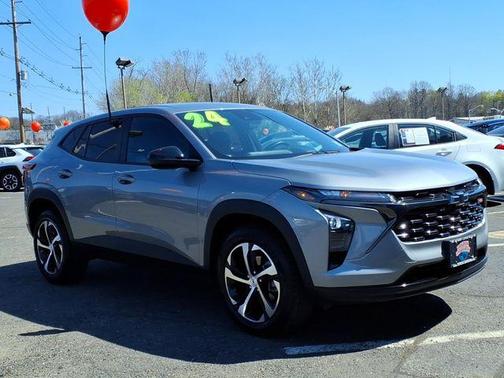 Sterling Gray Metallic 2024 Chevrolet Trax FWD 1RS