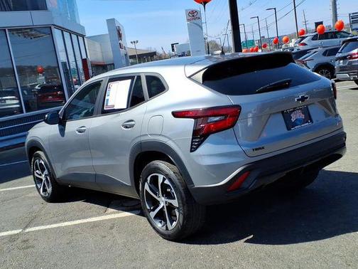 Sterling Gray Metallic 2024 Chevrolet Trax FWD 1RS