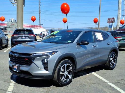 Sterling Gray Metallic 2024 Chevrolet Trax FWD 1RS