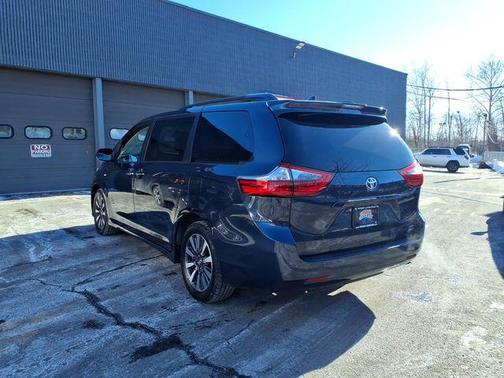 2020 Toyota Sienna XLE