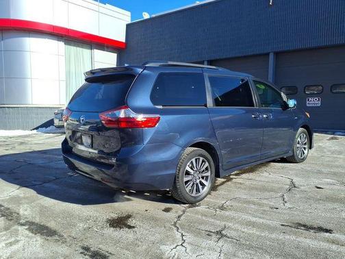 2020 Toyota Sienna XLE