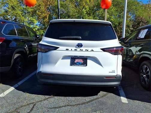 2023 Toyota Sienna LE