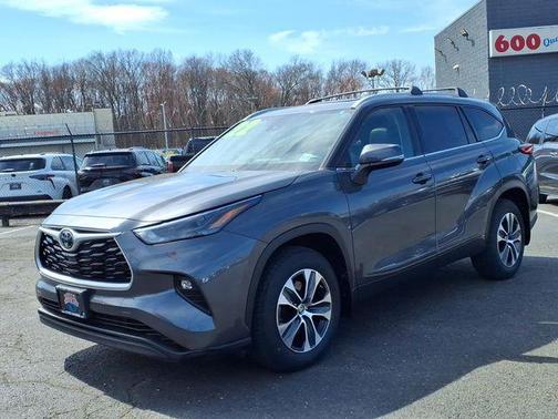 Magnetic Gray Metallic 2022 Toyota Highlander XLE
