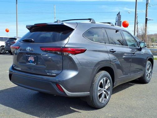 Magnetic Gray Metallic 2022 Toyota Highlander XLE