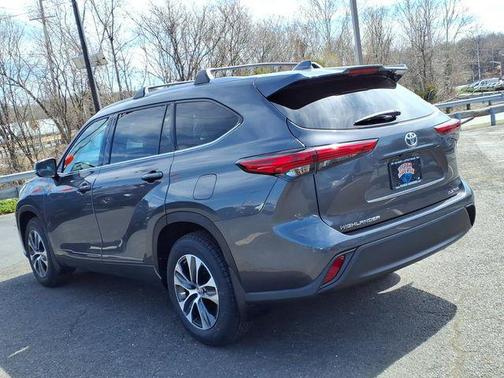 Magnetic Gray Metallic 2022 Toyota Highlander XLE