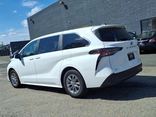 Ice 2025 Toyota Sienna LE