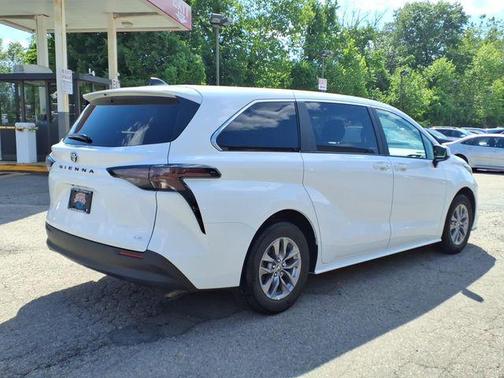 Ice 2025 Toyota Sienna LE
