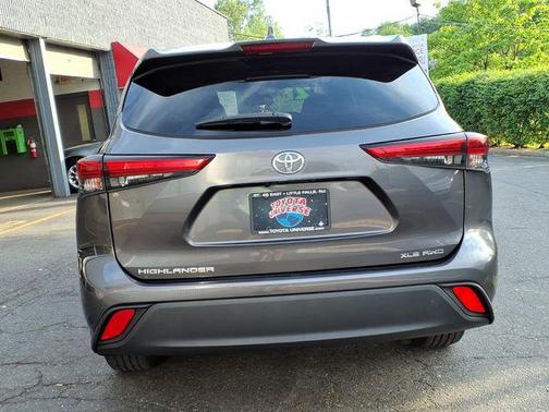 Magnetic Gray Metallic 2022 Toyota Highlander XLE