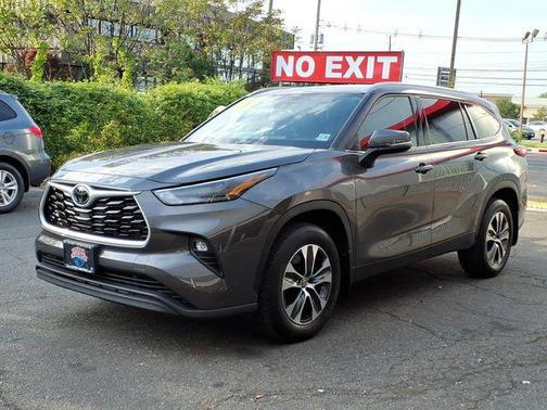 Magnetic Gray Metallic 2022 Toyota Highlander XLE