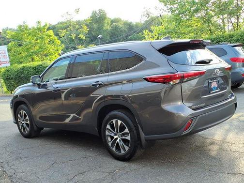 Magnetic Gray Metallic 2022 Toyota Highlander XLE