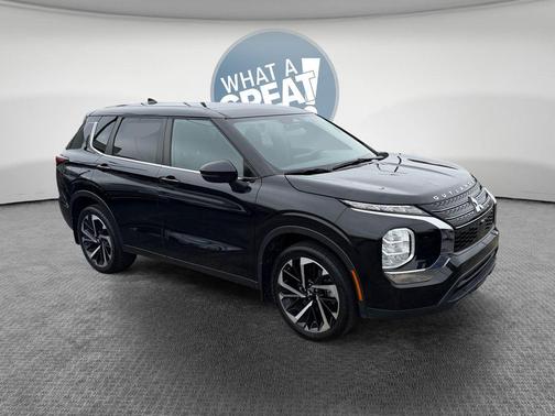 Labrador Black Pearl 2022 Mitsubishi Outlander ES