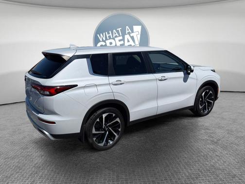 White Diamond 2023 Mitsubishi Outlander SE