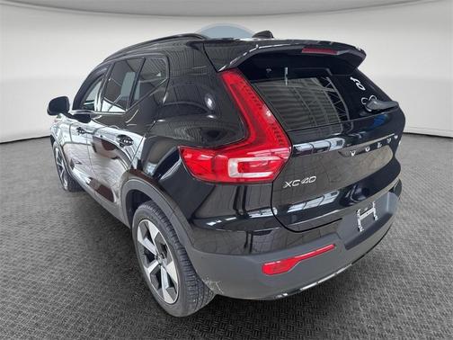 2023 Volvo XC40 B4 Ultimate Dark Theme