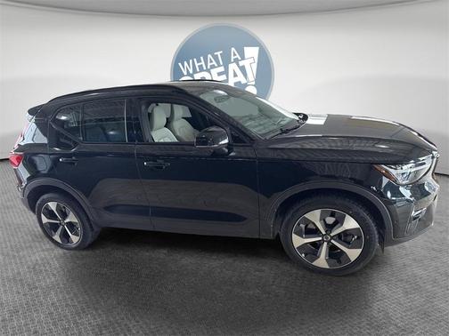 2023 Volvo XC40 B4 Ultimate Dark Theme