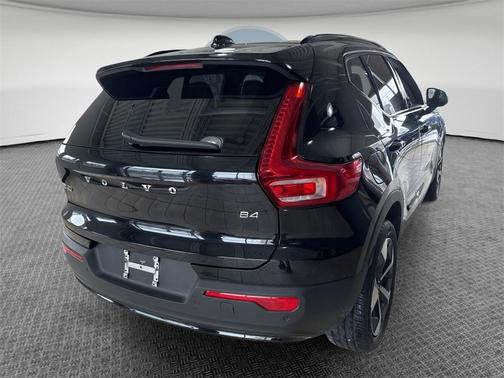 2023 Volvo XC40 B4 Ultimate Dark Theme