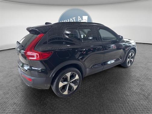 2023 Volvo XC40 B4 Ultimate Dark Theme