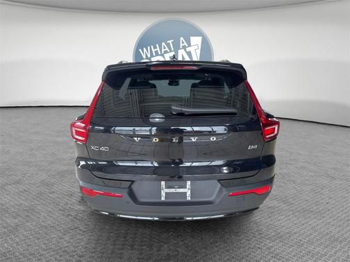 2023 Volvo XC40 B4 Ultimate Dark Theme