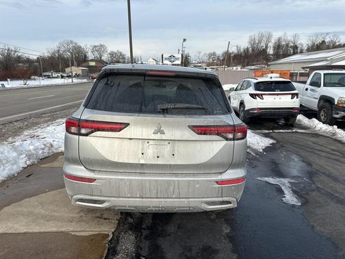 2023 Mitsubishi Outlander SE