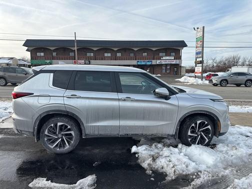 2023 Mitsubishi Outlander SE