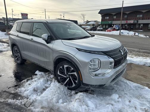 2023 Mitsubishi Outlander SE