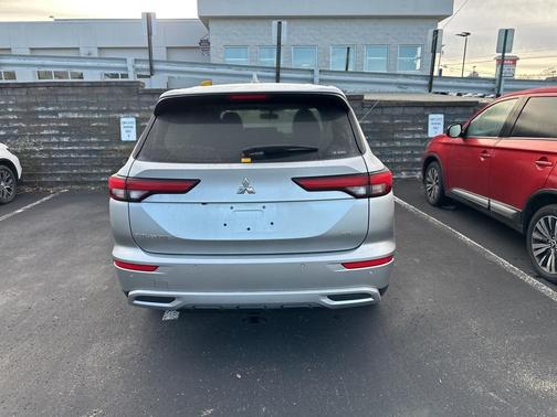 2023 Mitsubishi Outlander SE