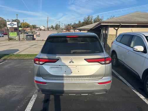 2022 Mitsubishi Outlander ES