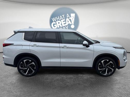 White Diamond 2024 Mitsubishi Outlander SE