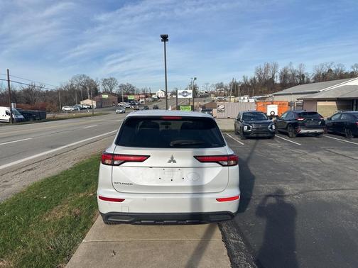 2023 Mitsubishi Outlander ES