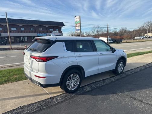 2023 Mitsubishi Outlander ES