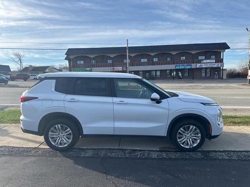 2023 Mitsubishi Outlander ES