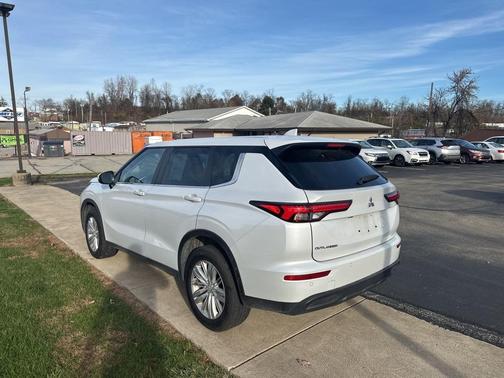 2023 Mitsubishi Outlander ES