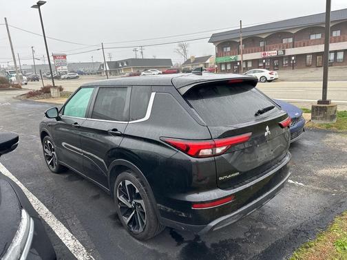 2022 Mitsubishi Outlander ES