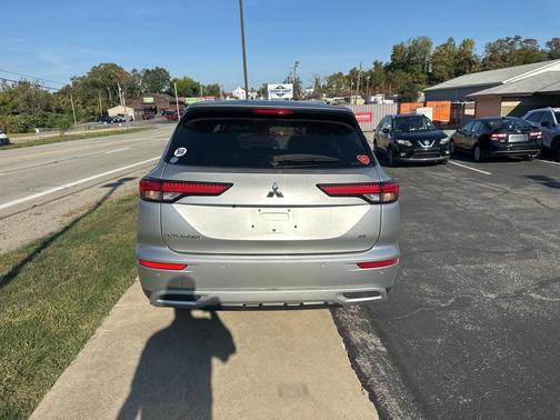 2023 Mitsubishi Outlander SE