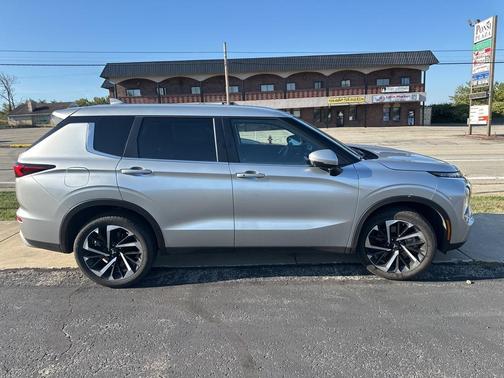 2023 Mitsubishi Outlander SE