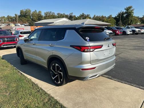 2023 Mitsubishi Outlander SE