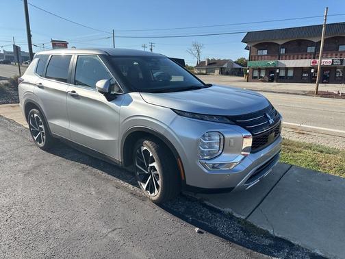 2023 Mitsubishi Outlander SE