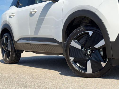 Aspen White Tricoat 2025 Nissan Kicks SR