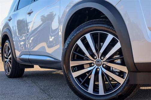 2025 Nissan Pathfinder Platinum FWD
