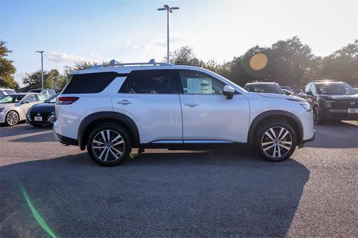 2025 Nissan Pathfinder Platinum FWD
